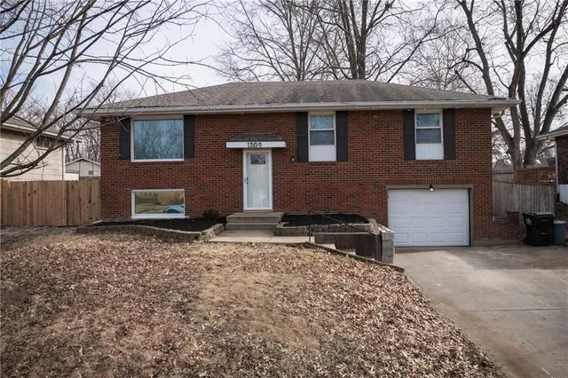 $239,000 | 1309 South McHenry Avenue, Independence, MO 64057