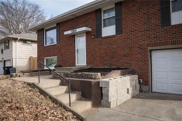 $239,000 | 1309 South McHenry Avenue, Independence, MO 64057