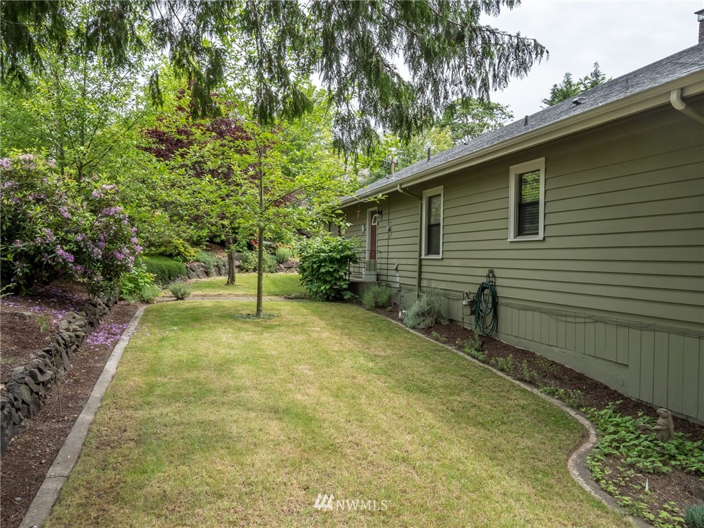 832 Southwest 4th Place Renton, WA 98057 - Photo 20 of 25 a backyard of a house