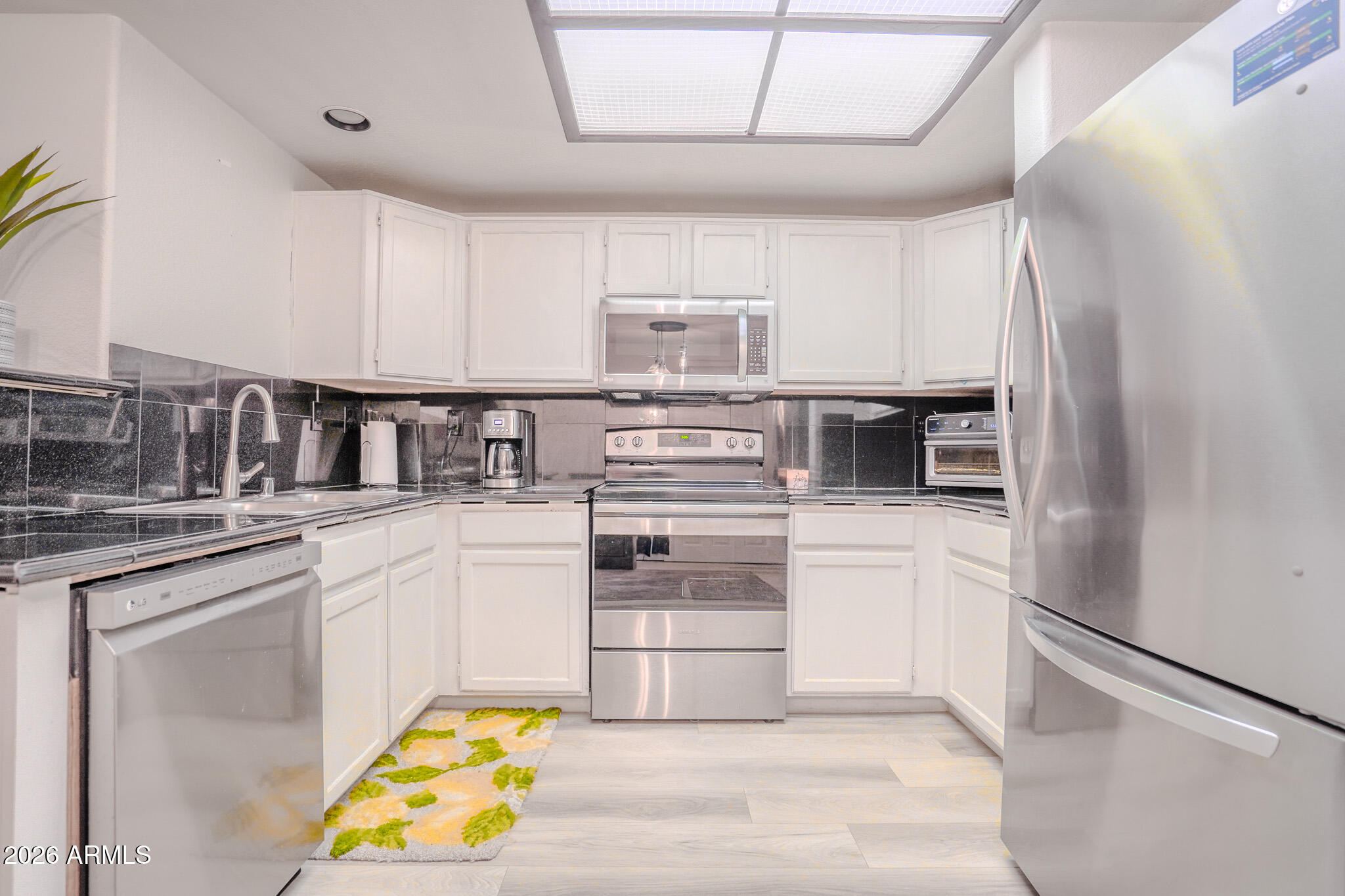 10410 North Cave Creek Road, Unit 1111 Phoenix, AZ 85020 - Photo 4 of 21 DSC00989-HDR