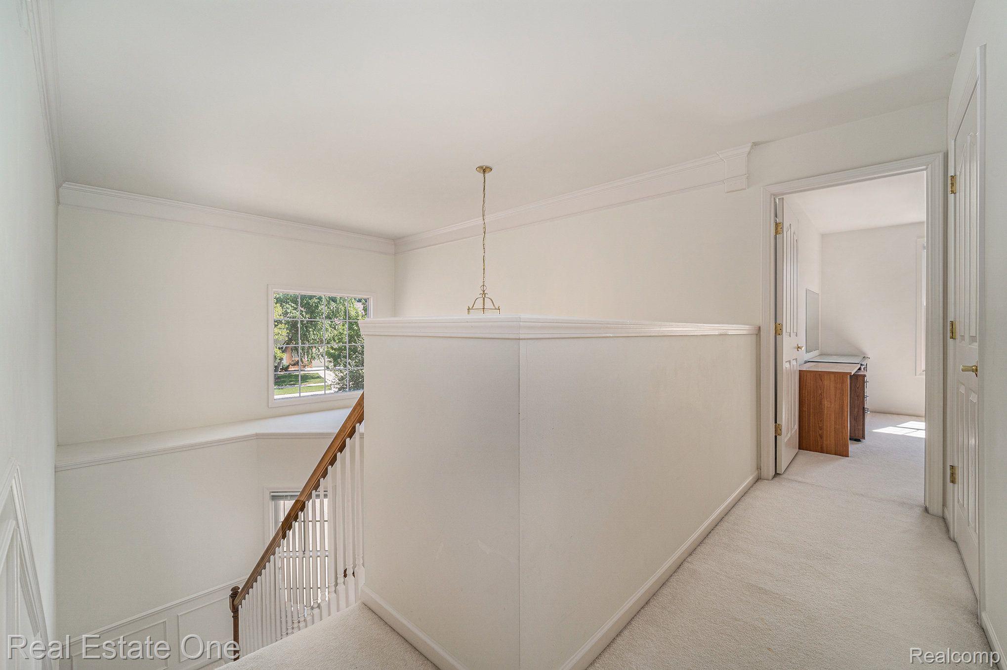 1689 Maple Creek Court Rochester, MI 48306 - Photo 19 of 25 SPACIOUS HALLWAY!