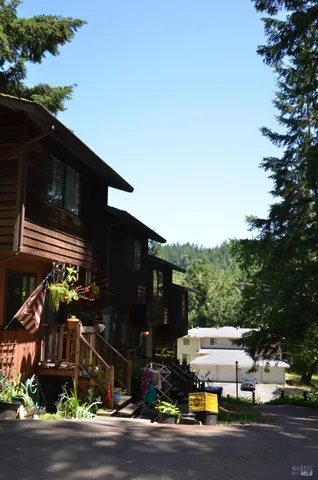 a view of a back yard