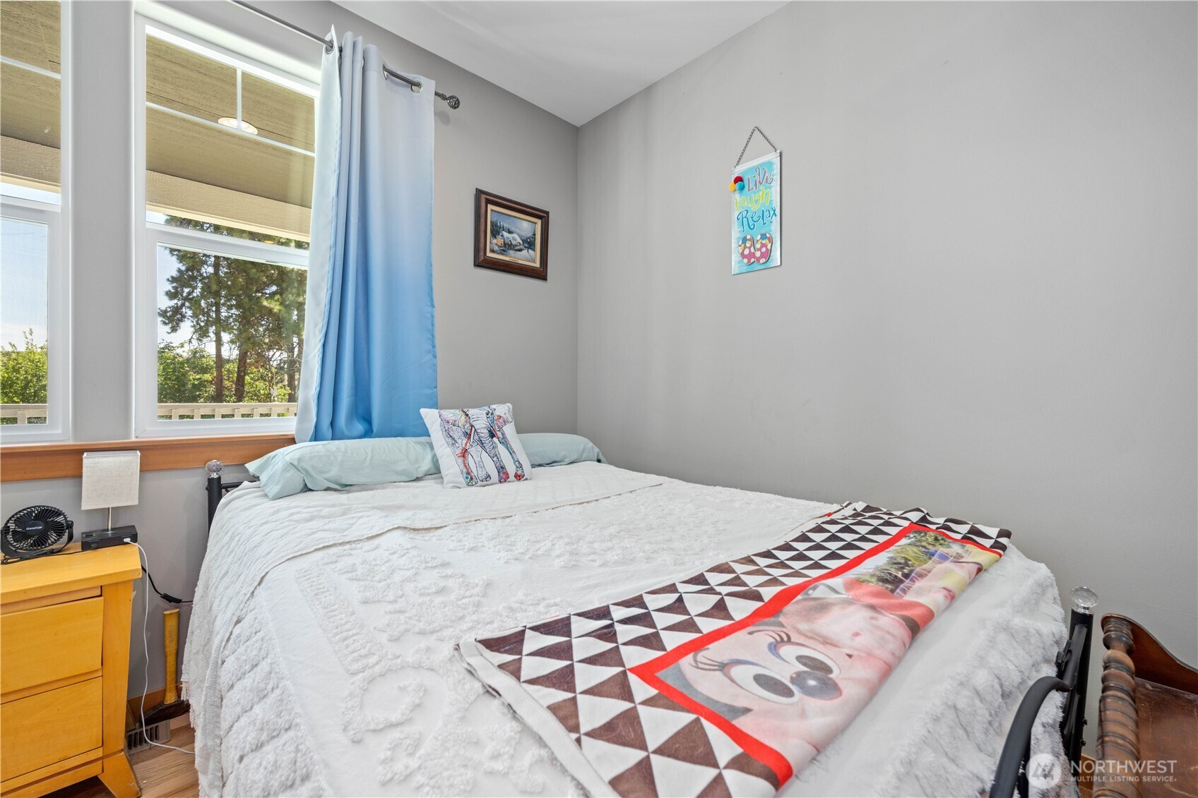 48 Golf Course Drive Pateros, WA 98846 - Photo 11 of 37 a bedroom with a bed and a window