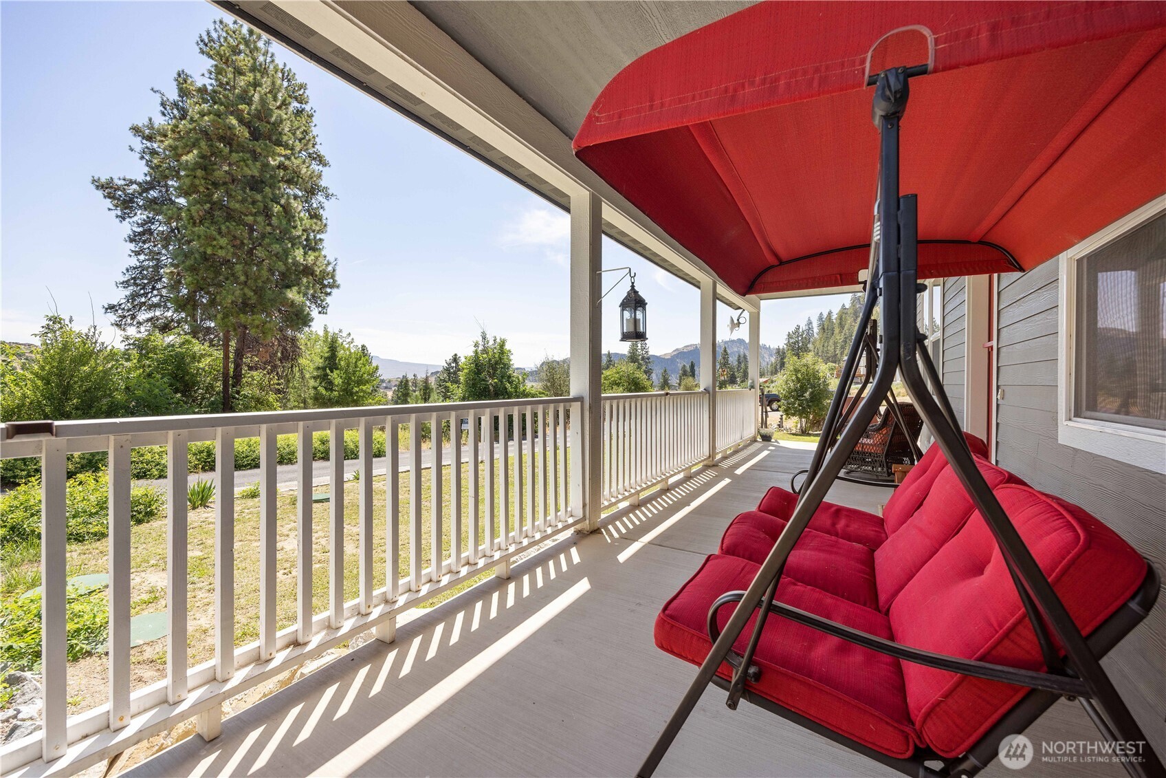 48 Golf Course Drive Pateros, WA 98846 - Photo 30 of 37 a view of sitting area in balcony