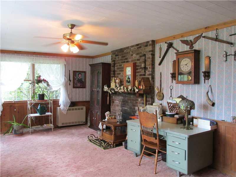 270 Dodds Road Butler, PA 16002 - Photo 9 of 25 Den/Family/Great Room.