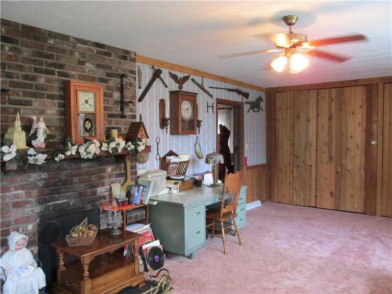 270 Dodds Road Butler, PA 16002 - Photo 10 of 25 Den/Family/Great Room.