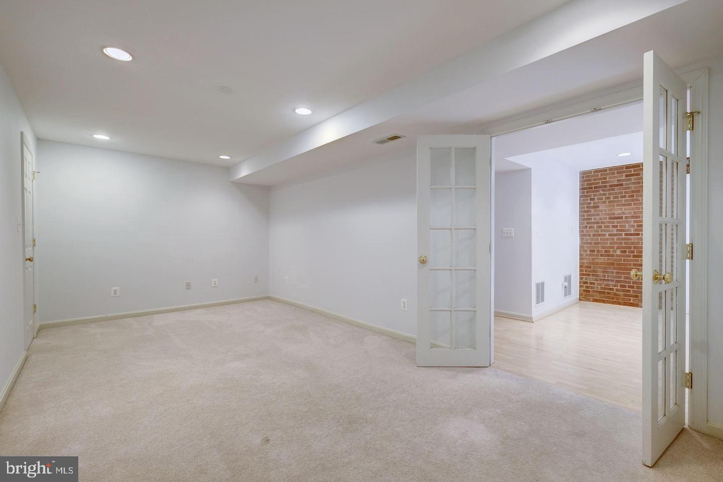 6710 Persimmon Tree Road Bethesda, MD 20817 - Photo 31 of 39 an empty room with sliding glass door