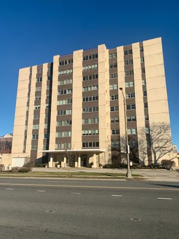 $189,000 | 141 North La Grange Road, Unit 504, La Grange, IL 60525