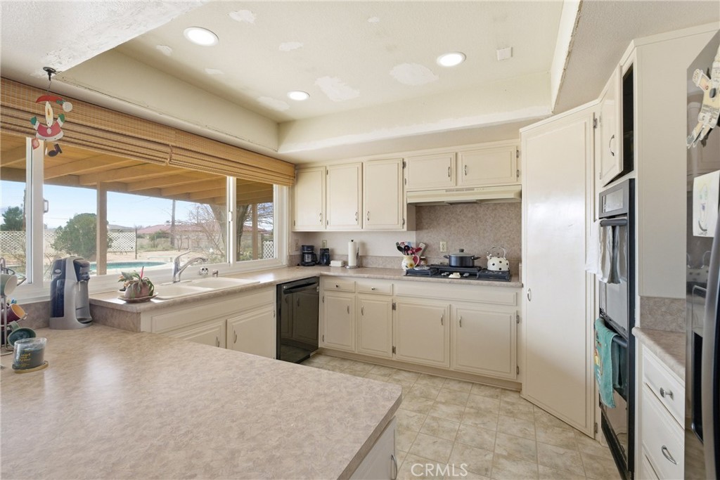 19629 Oneida Road Apple Valley, CA 92307 - Photo 11 of 37