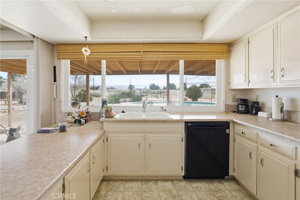 19629 Oneida Road Apple Valley, CA 92307 - Photo 12 of 37