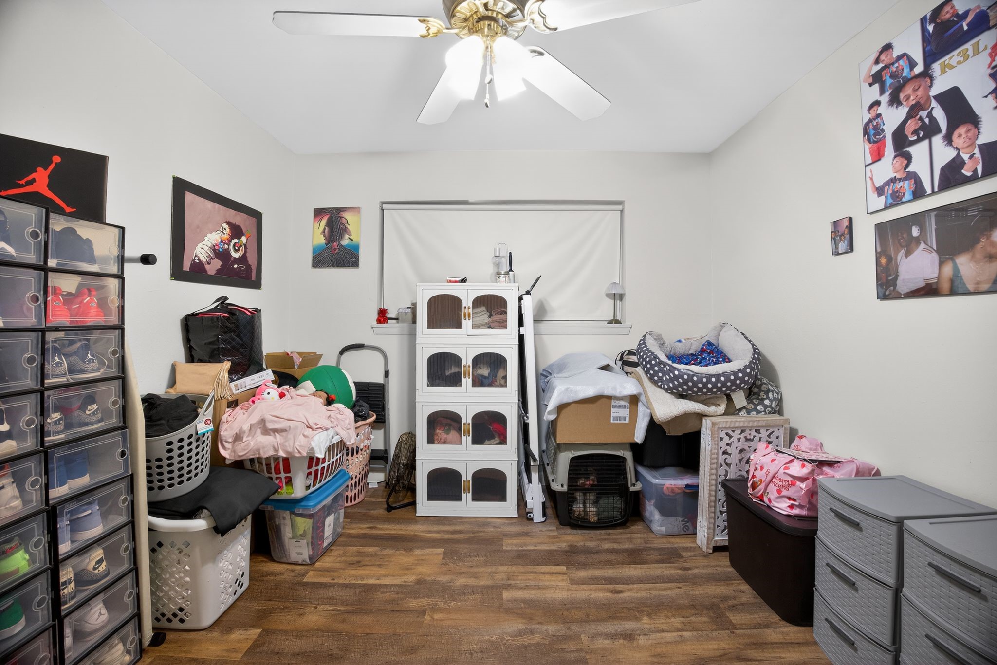 910 McLeary Street Houston, TX 77020 - Photo 11 of 23 a bedroom with bed and a chandelier