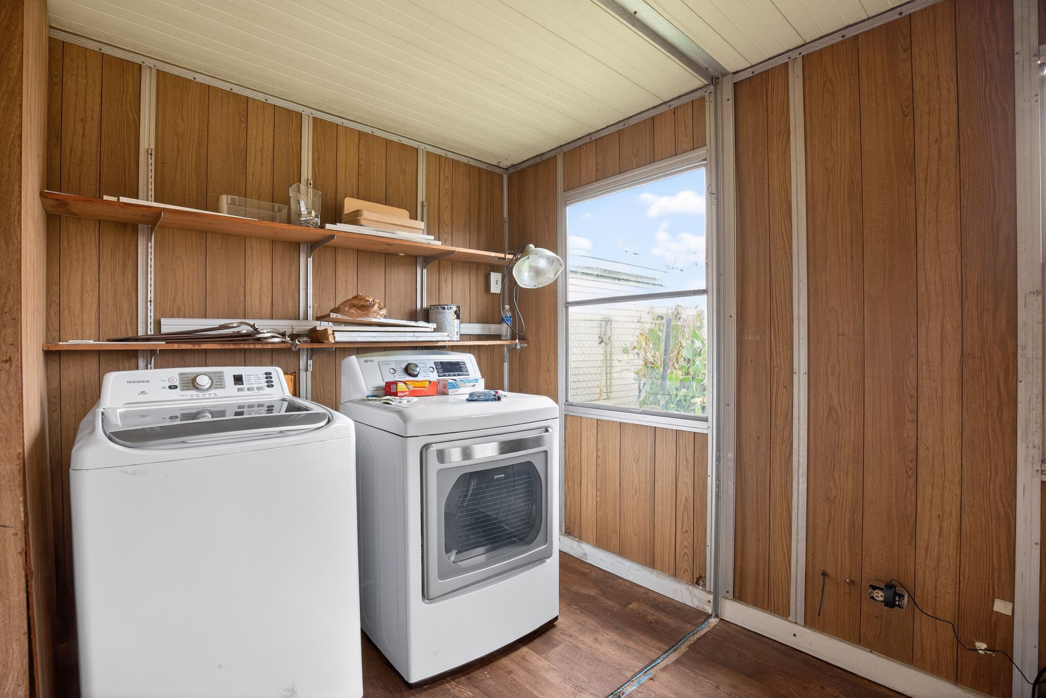 910 McLeary Street Houston, TX 77020 - Photo 19 of 23 a utility room with dryer and washer