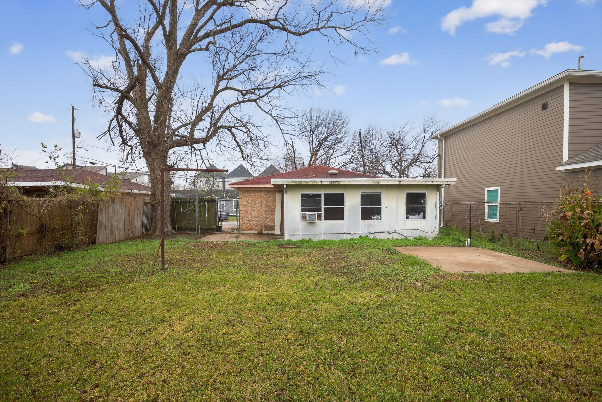 910 McLeary Street Houston, TX 77020 - Photo 21 of 23 a view of a yard in front of a house with a large tree
