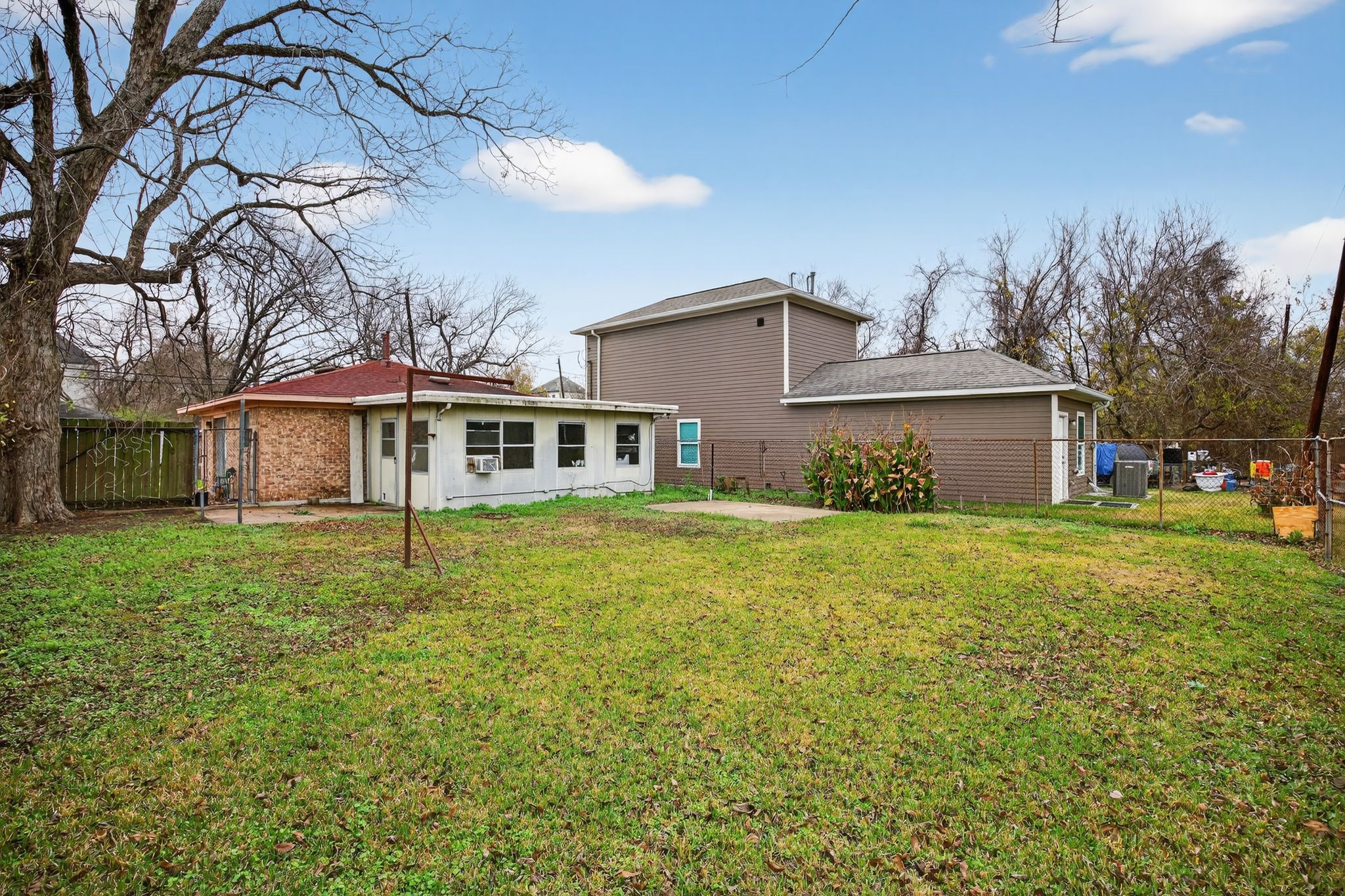 910 McLeary Street Houston, TX 77020 - Photo 22 of 23 a front view of a house with a garden