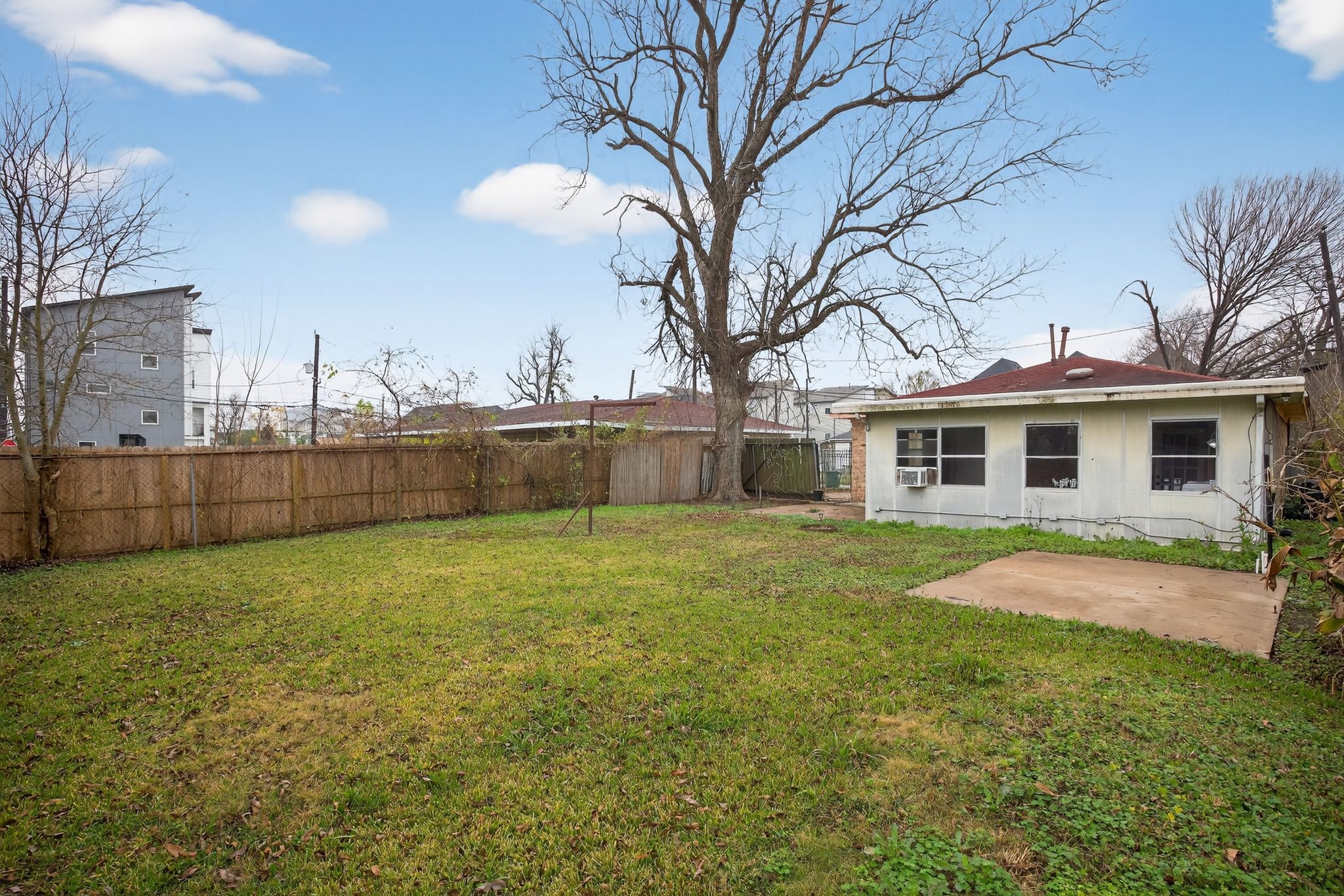 910 McLeary Street Houston, TX 77020 - Photo 23 of 23 a view of a backyard with a garden