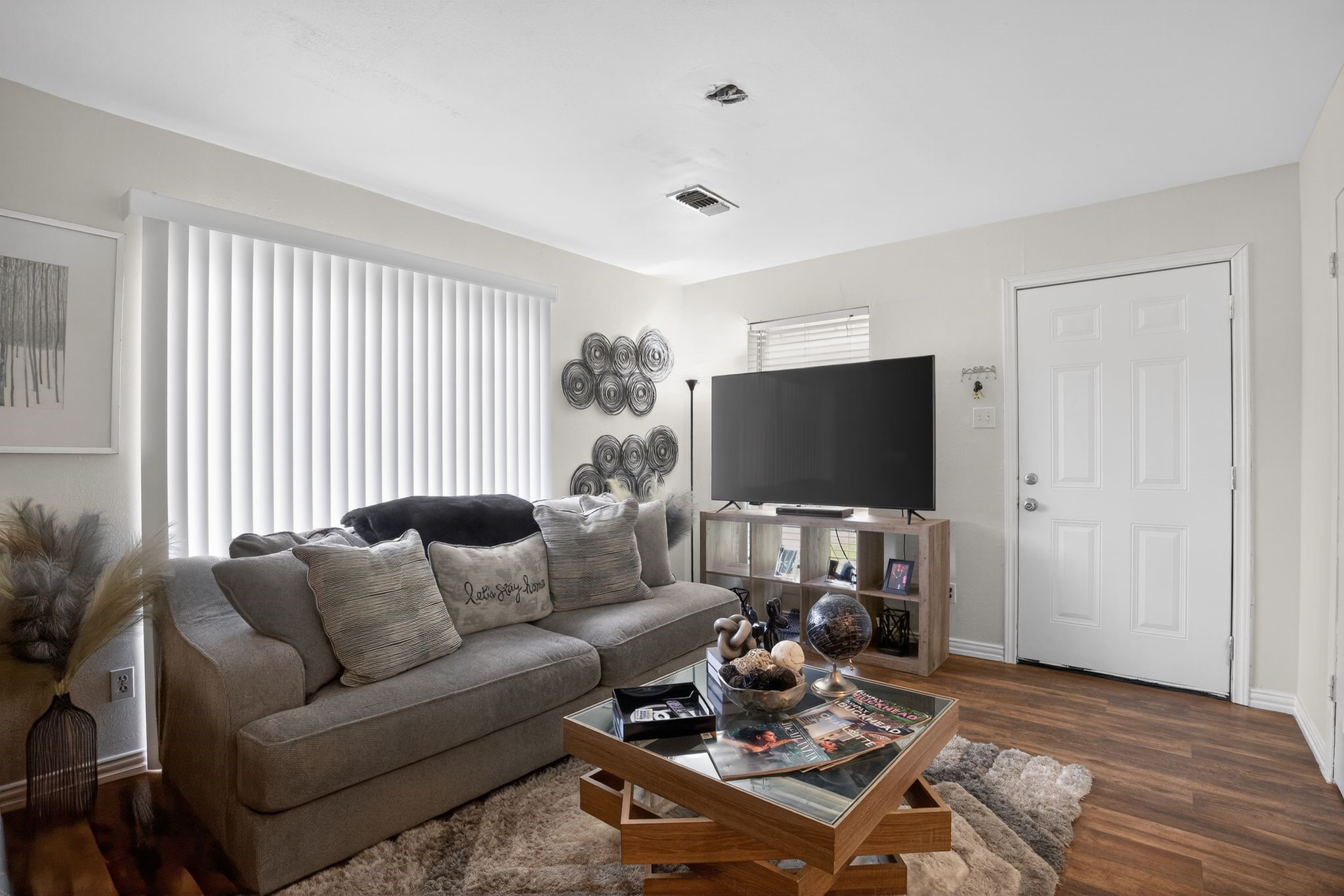 910 McLeary Street Houston, TX 77020 - Photo 4 of 23 a living room with furniture and a flat screen tv