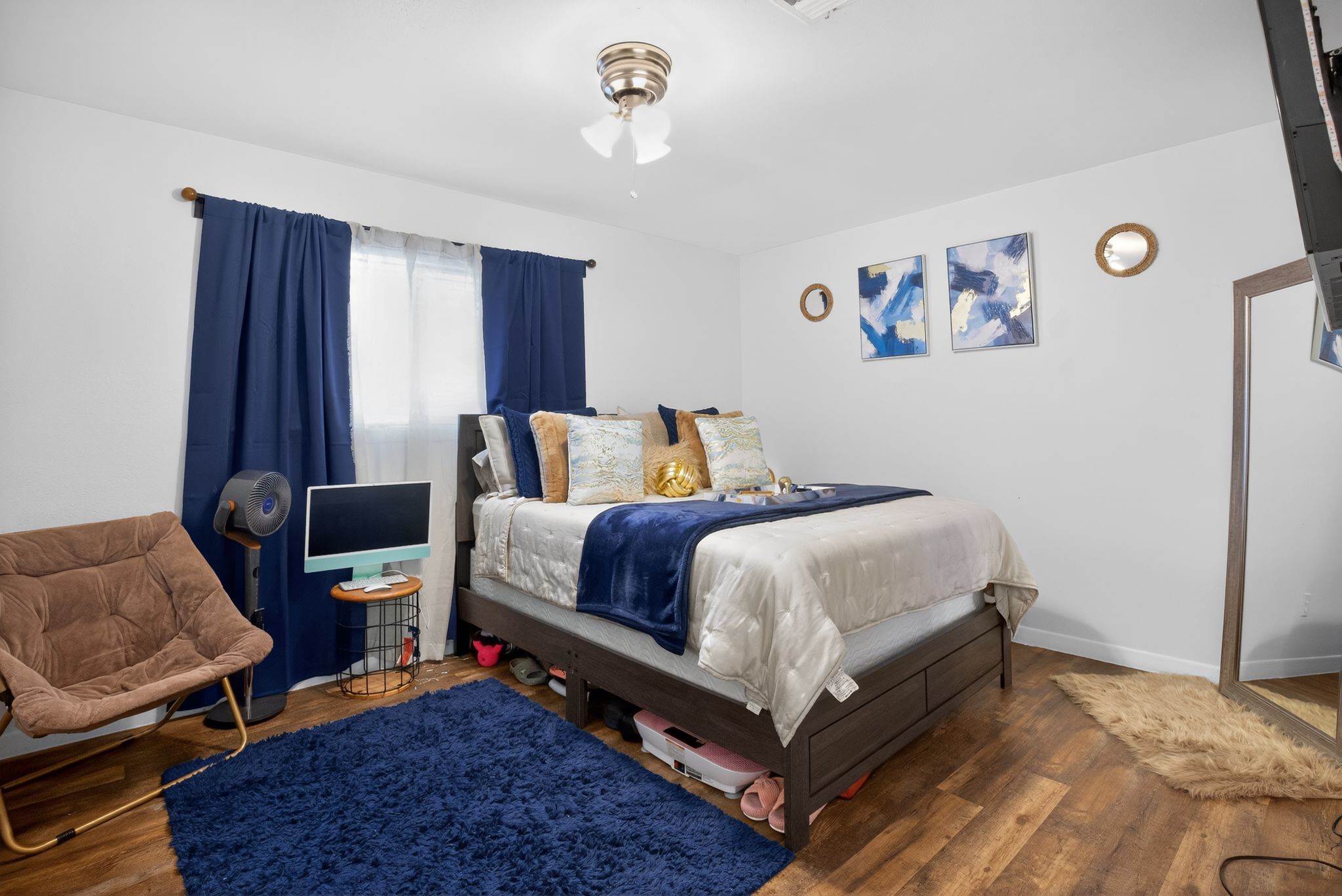 910 McLeary Street Houston, TX 77020 - Photo 10 of 23 a bedroom with a bed a table and chair