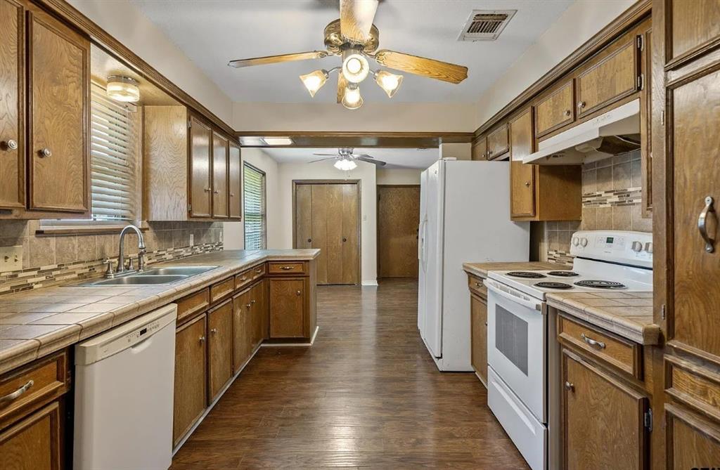 439 Main Van, TX 75790 - Photo 4 of 12