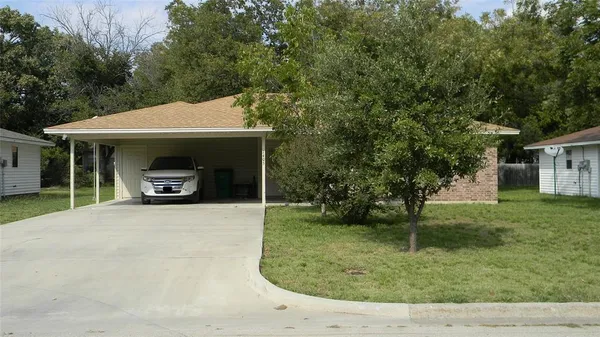 $1,600 | 1405 Cherry Street, Gainesville, TX 76240