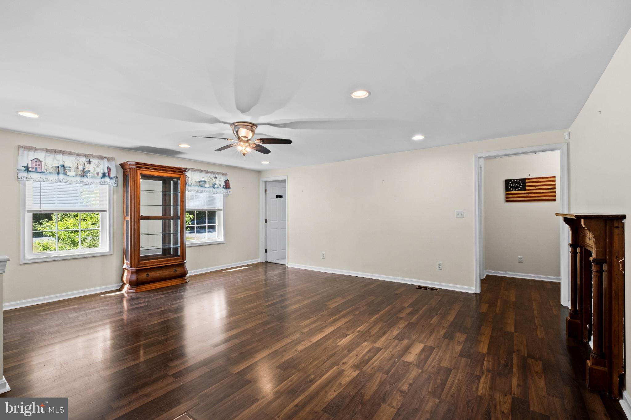 23116 Gilpin Point Road Preston, MD 21655 - Photo 5 of 66 Comfortable main living space.