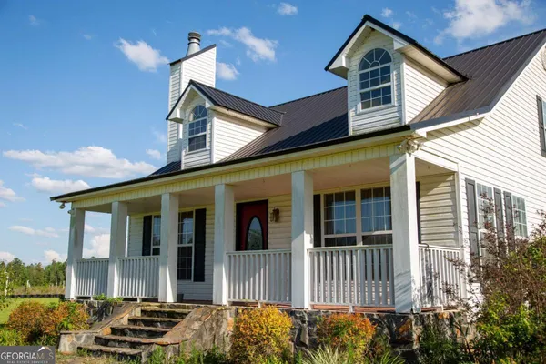 a view of a house with backyard and garden