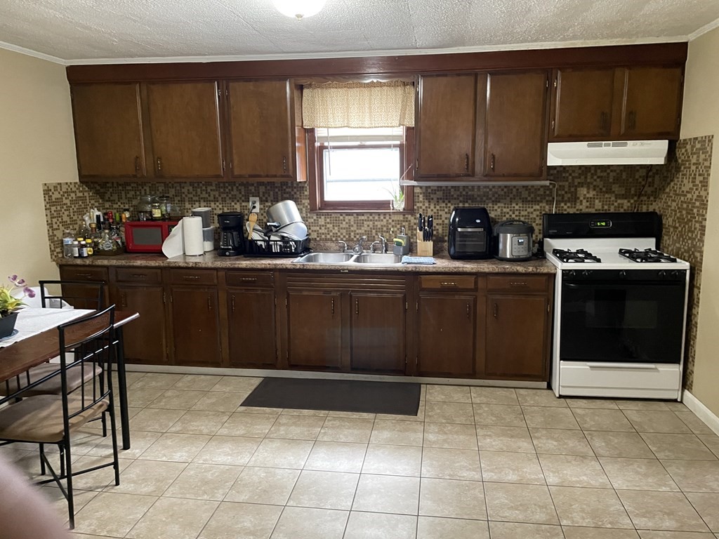 206 Buffinton Street Fall River, MA 02721 - Photo 31 of 38