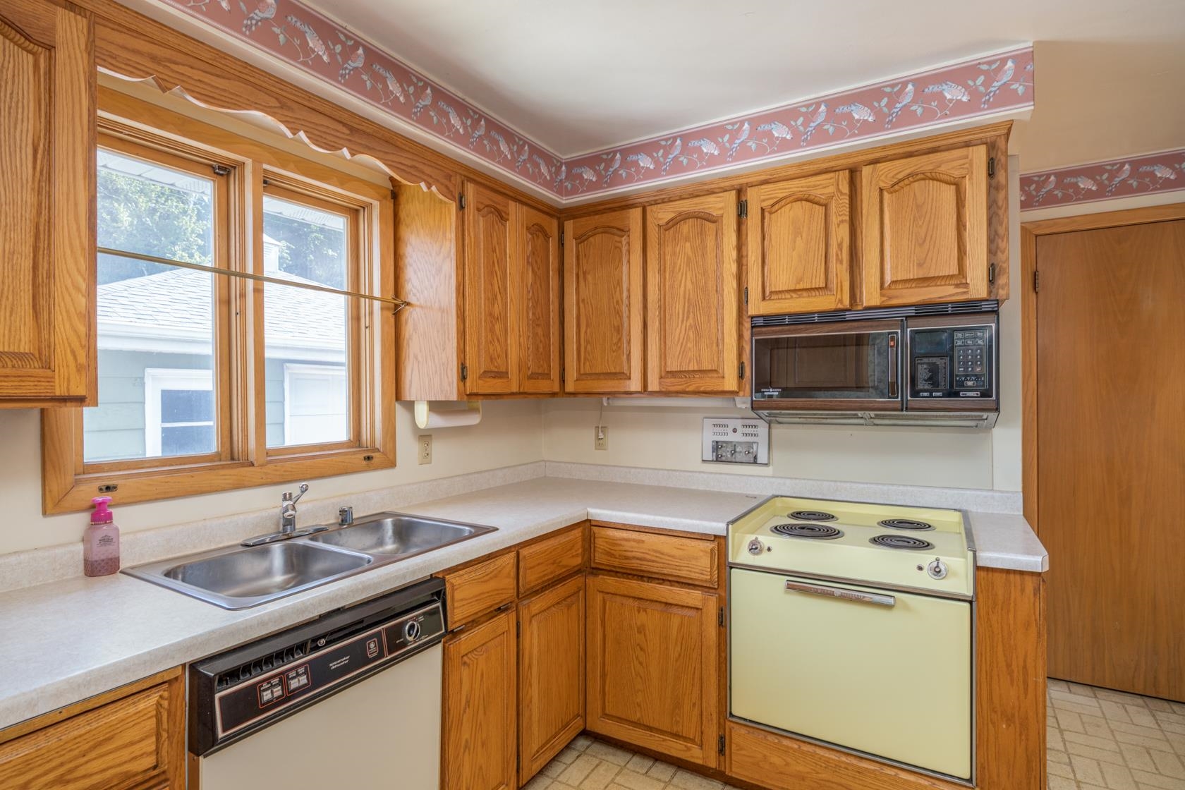 420 West Lindbergh Street Appleton, WI 54911 - Photo 3 of 31