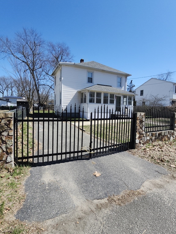 137 Cobb Street Springfield, MA 01119 - Photo 1 of 28