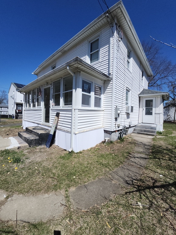 137 Cobb Street Springfield, MA 01119 - Photo 4 of 28