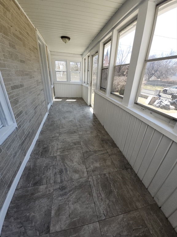 137 Cobb Street Springfield, MA 01119 - Photo 7 of 28