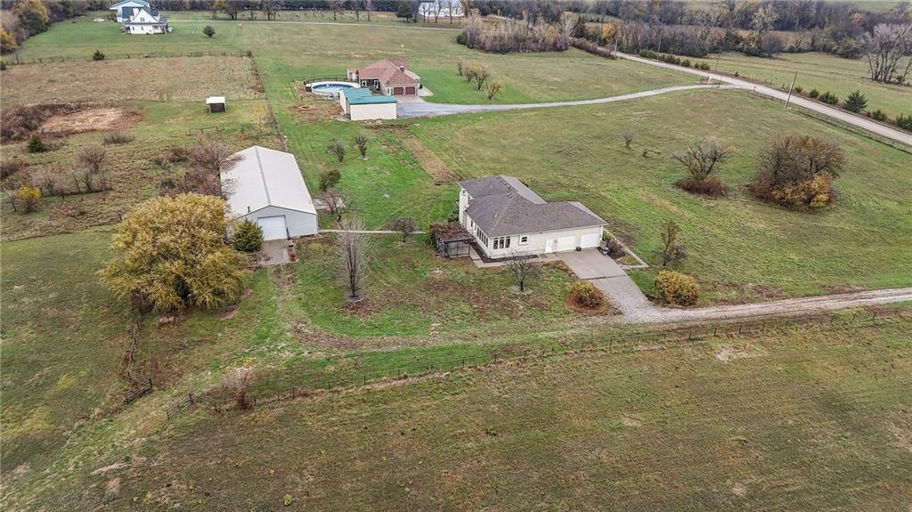 33270 Switzer Road Paola, KS 66071 - Photo 4 of 41