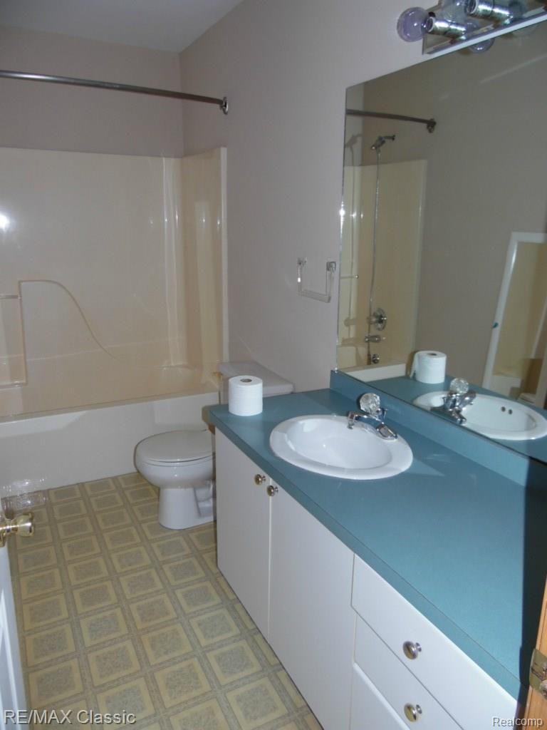 16723 Ryan Road Livonia, MI 48154 - Photo 43 of 43 Upstairs Full Bathroom