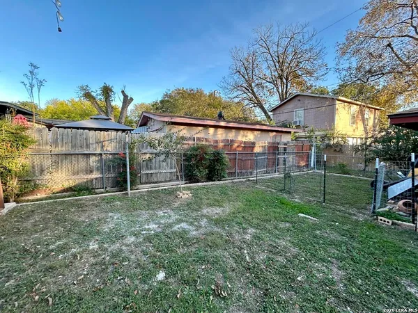 a view of a backyard