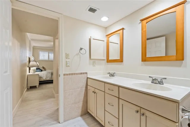 a en suite bathroom with 2 sink and a mirror