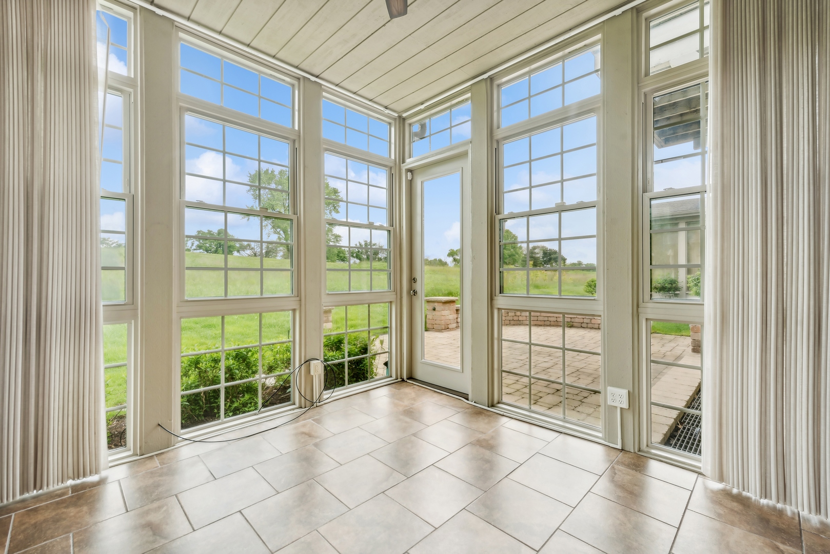 9 Willowcrest Drive, Unit 9 Oak Brook, IL 60523 - Photo 16 of 37 a view of livingroom with furniture