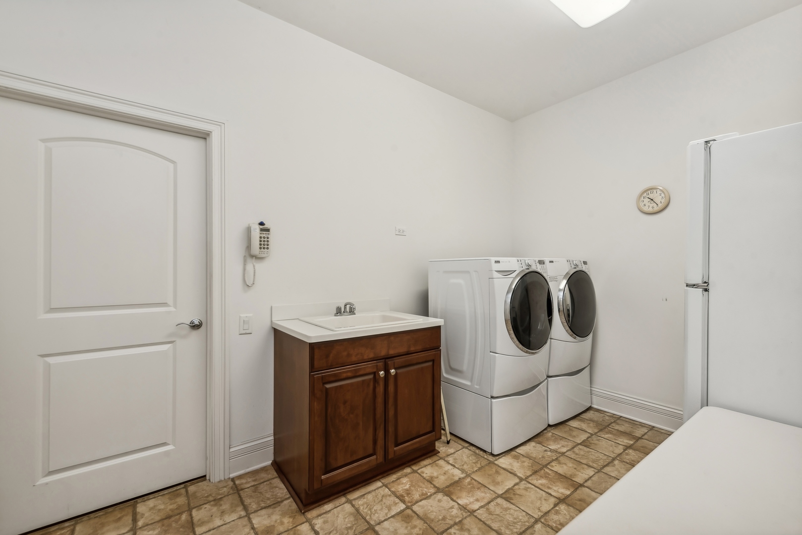 9 Willowcrest Drive, Unit 9 Oak Brook, IL 60523 - Photo 29 of 37 a utility room with dryer and washer