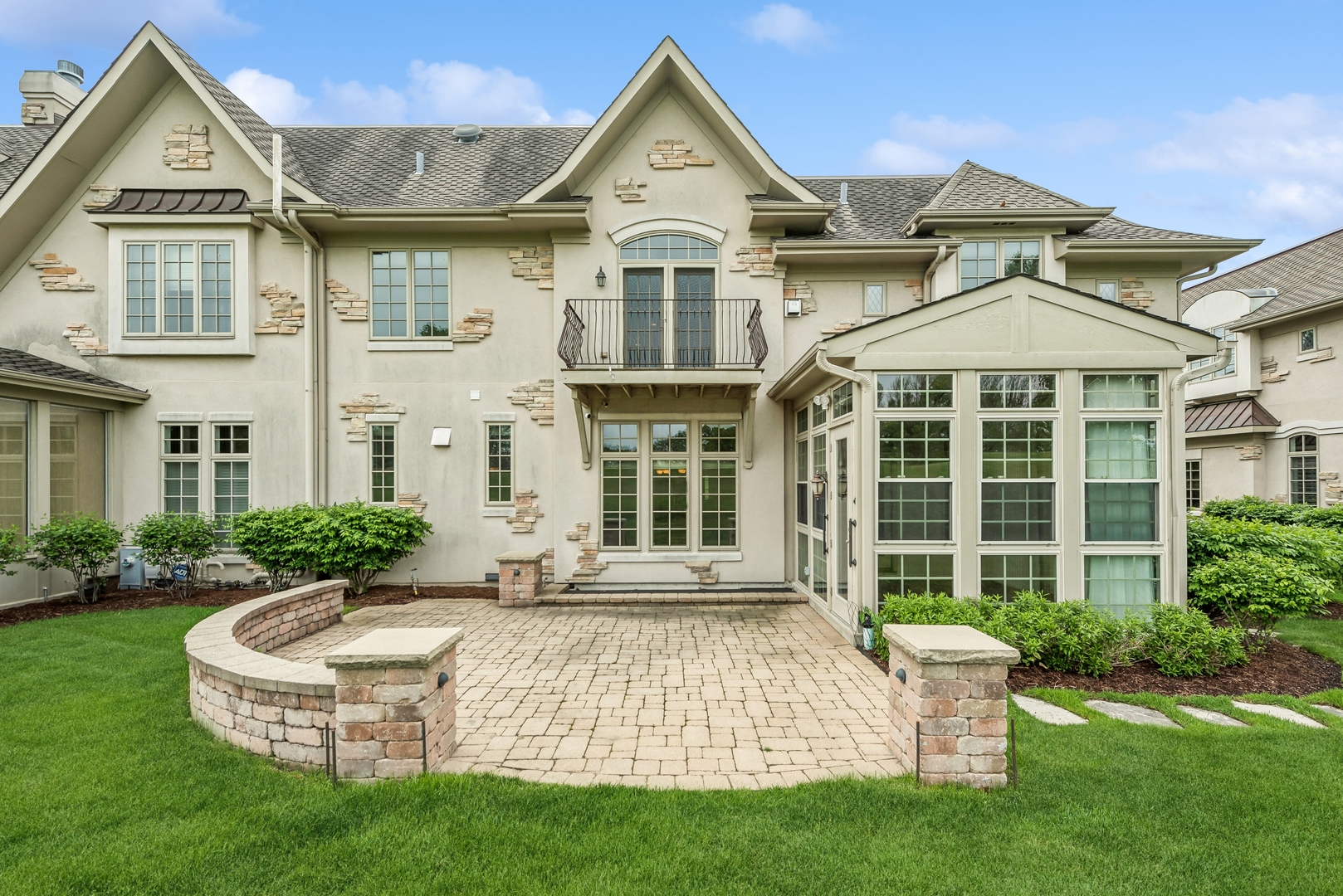 9 Willowcrest Drive, Unit 9 Oak Brook, IL 60523 - Photo 30 of 37 a front view of a house with a yard