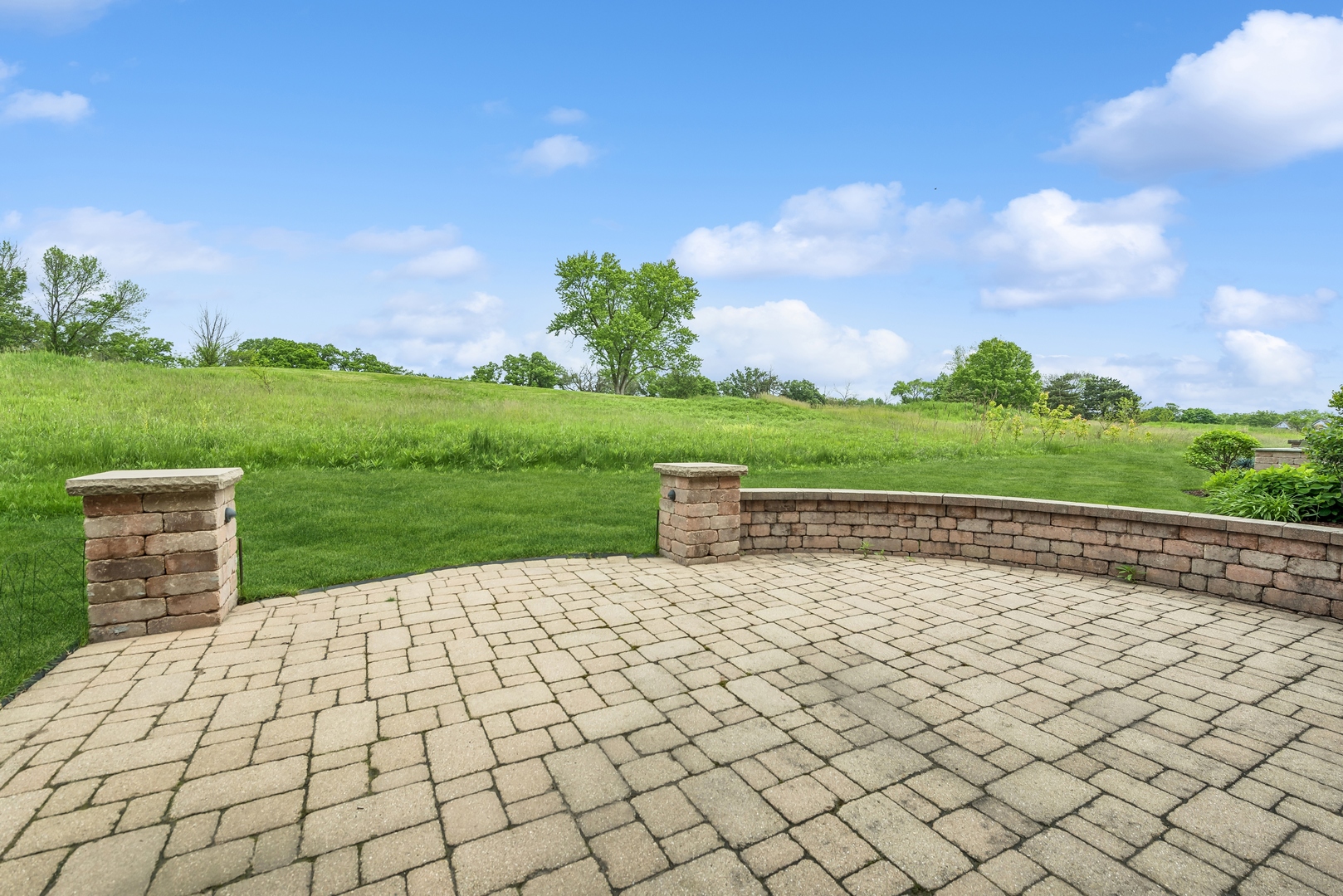 9 Willowcrest Drive, Unit 9 Oak Brook, IL 60523 - Photo 32 of 37 a view of a garden and basketball court