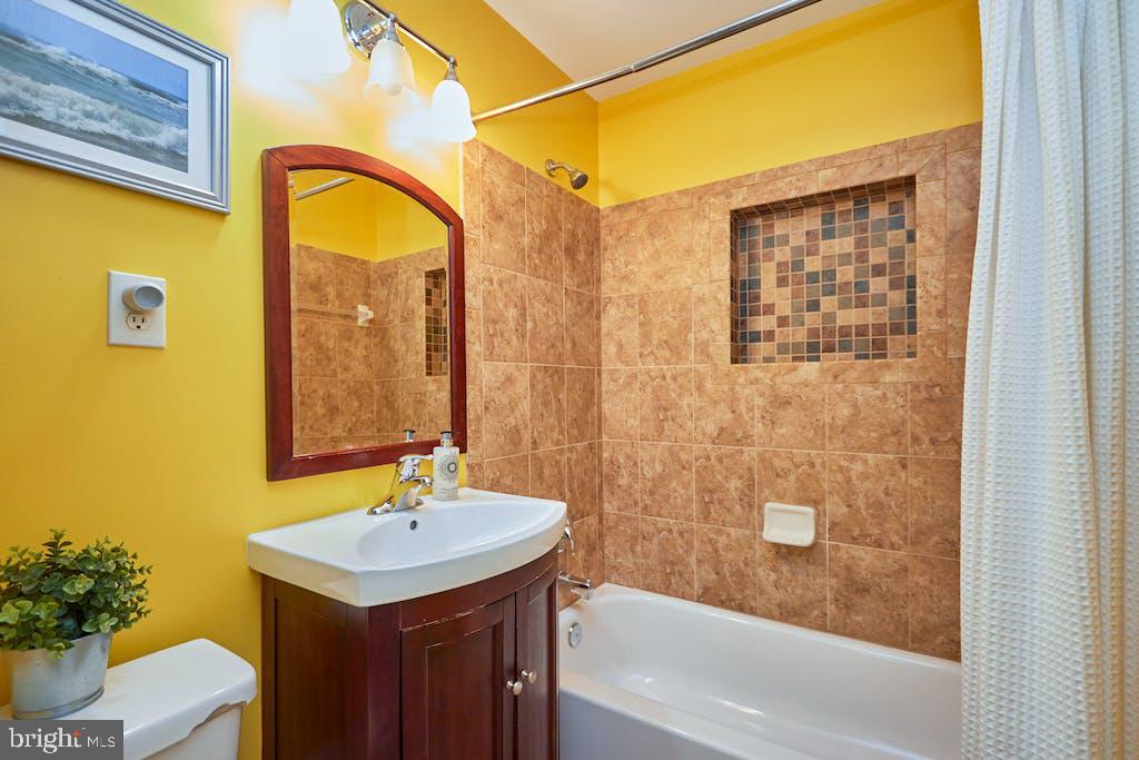 3803 Ridge Road Annandale, VA 22003 - Photo 14 of 33 Ensuite full bathroom