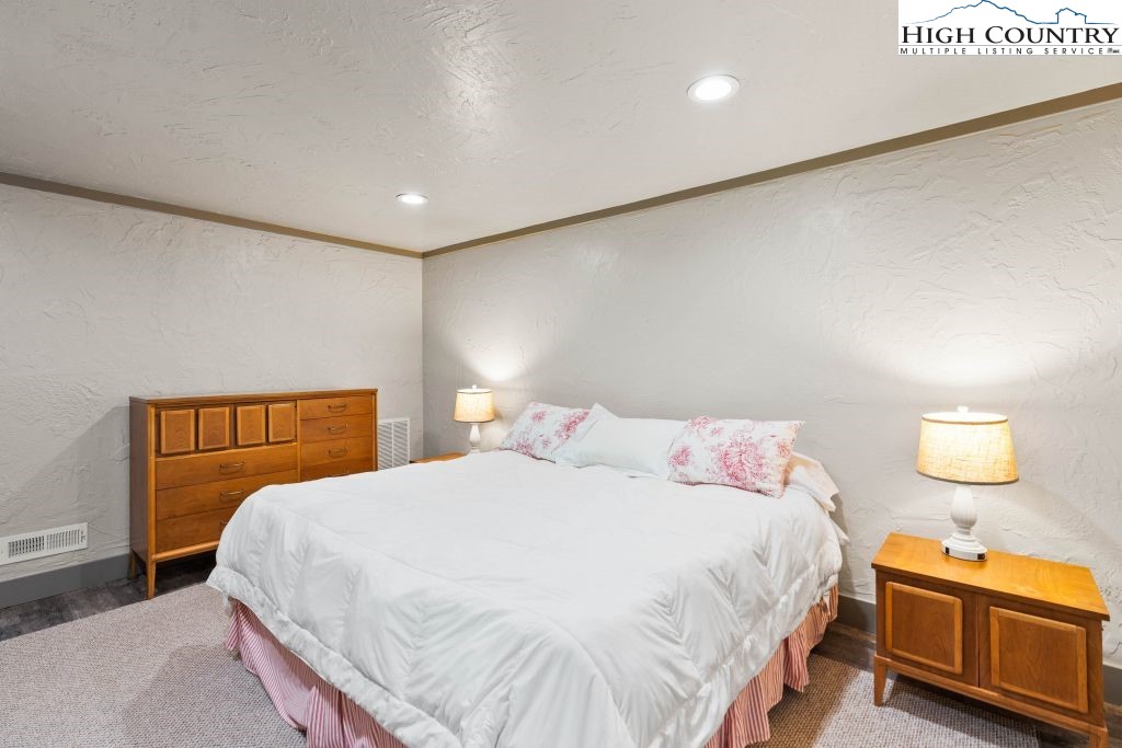 1325 Golf Course Road Linville, NC 28646 - Photo 43 of 46 a bedroom with a bed and lamp