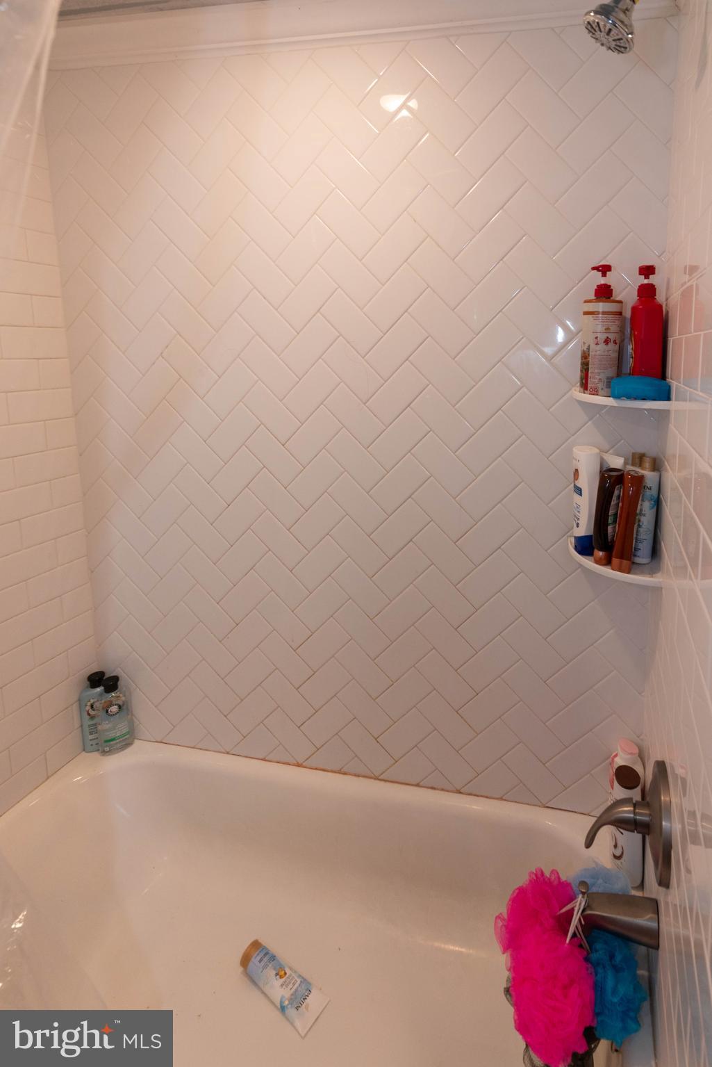 6510 North Point Road Edgemere, MD 21219 - Photo 9 of 56 a bathroom with a bathtub