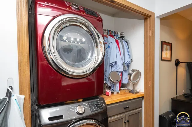 $345,000 | 1717 Southwest Stone Crest Drive, Topeka, KS 66615