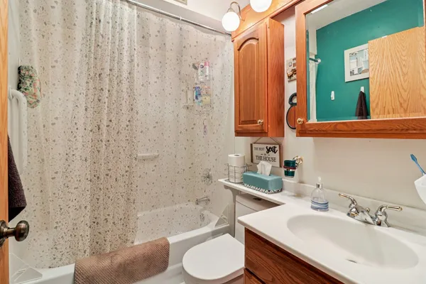 $230,000 | 673 Cardinal Court, Grayslake, IL 60030