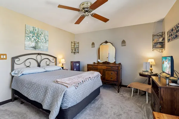 $230,000 | 673 Cardinal Court, Grayslake, IL 60030