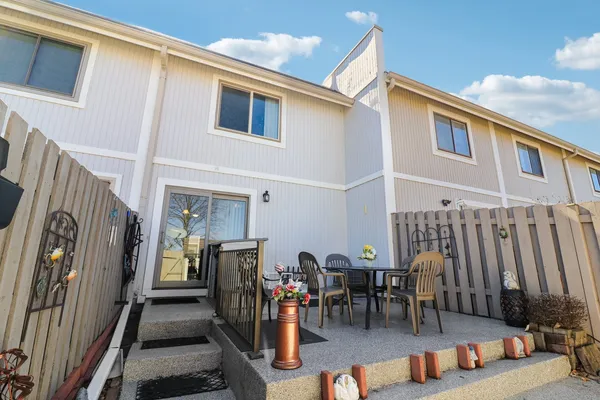 $230,000 | 673 Cardinal Court, Grayslake, IL 60030