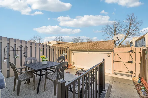 $230,000 | 673 Cardinal Court, Grayslake, IL 60030