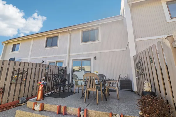 $230,000 | 673 Cardinal Court, Grayslake, IL 60030