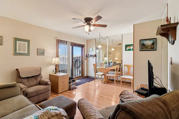 $230,000 | 673 Cardinal Court, Grayslake, IL 60030