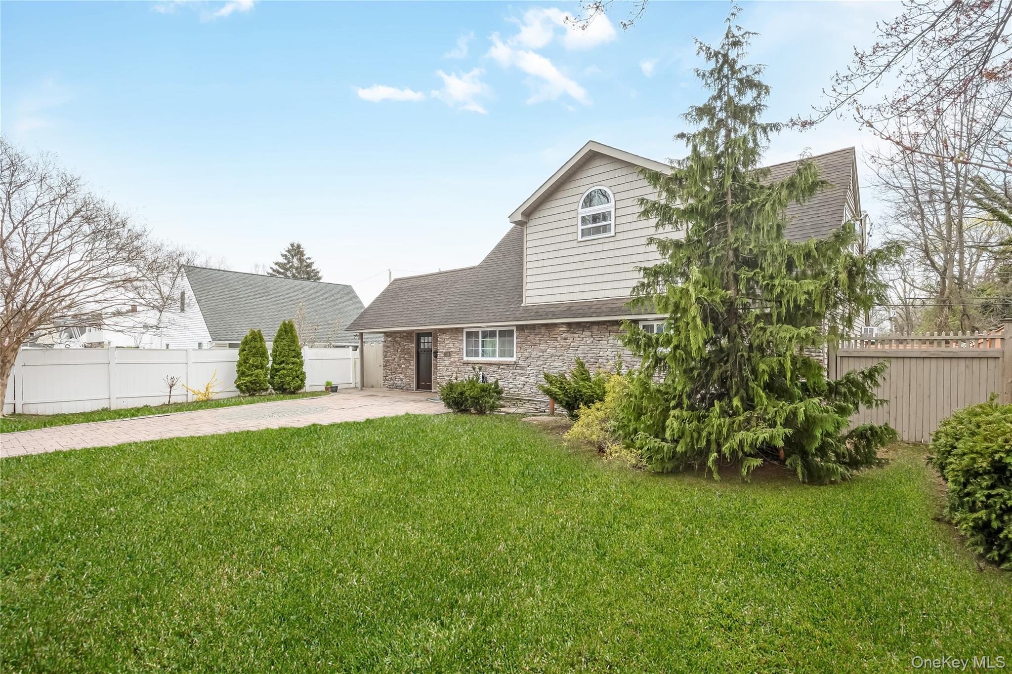 138 Rim Lane Hicksville, NY 11801 - Photo 2 of 33