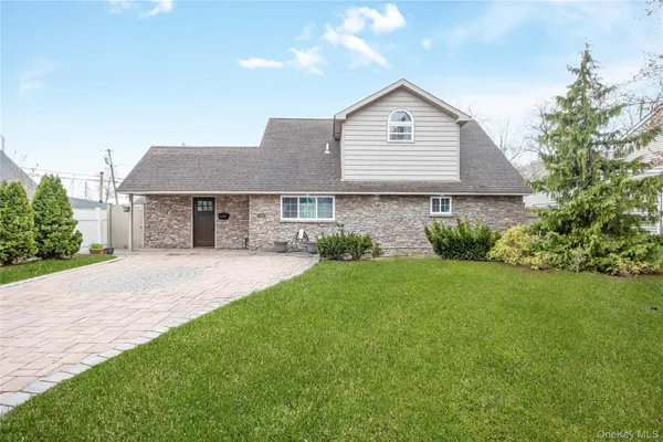 $839,000 | 138 Rim Lane, Hicksville, NY 11801
